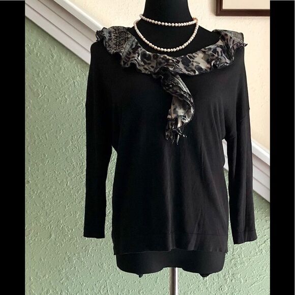 Beautiful sweater by August Silk size medium - Picture 1 of 2